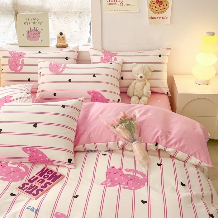 91家纺网 家纺一手货源 找家纺 曼之夏 2023新款全棉可爱卡通印花四件套 波点粉猫