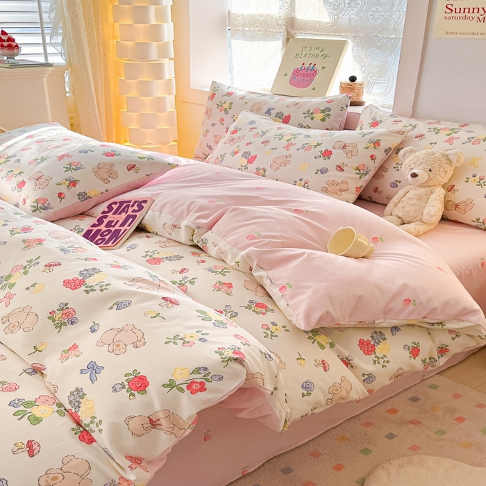 91家纺网 家纺一手货源 找家纺 曼之夏 2023新款全棉可爱卡通印花四件套 花束熊