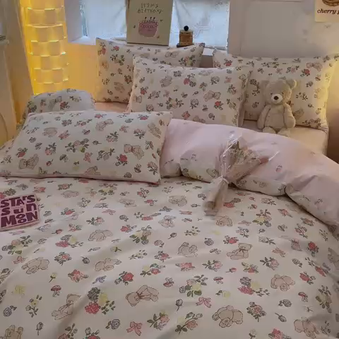 91家纺网 家纺一手货源 找家纺 曼之夏 2023新款全棉可爱卡通印花四件套 花束熊