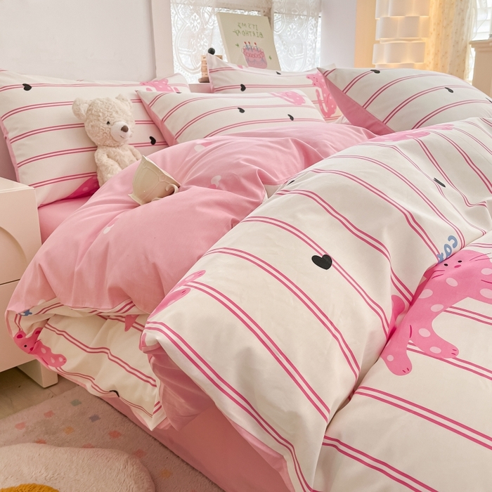 91家纺网 家纺一手货源 找家纺 曼之夏 2023新款全棉可爱卡通印花四件套 波点粉猫