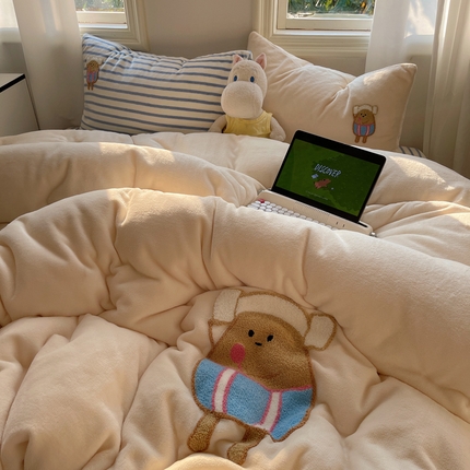 91家纺网 家纺一手货源 找家纺 红嘴企鹅 2025新款卡通牛奶绒混搭四件套 疯狂蛋仔