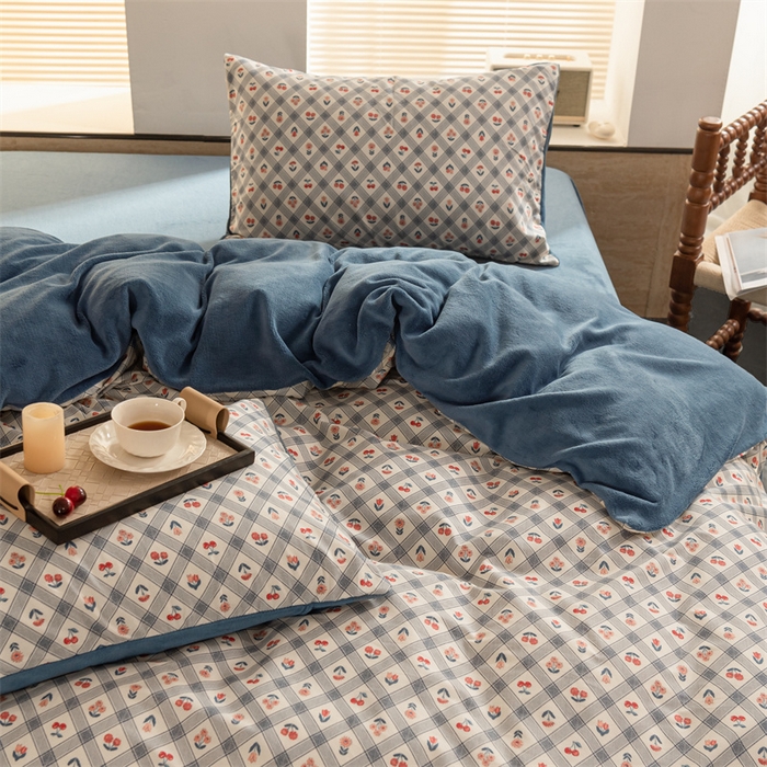 91家纺网 家纺一手货源 找家纺 洋铭区（原狠狠爱） 2023新款棉加绒四件套 蓝格樱桃