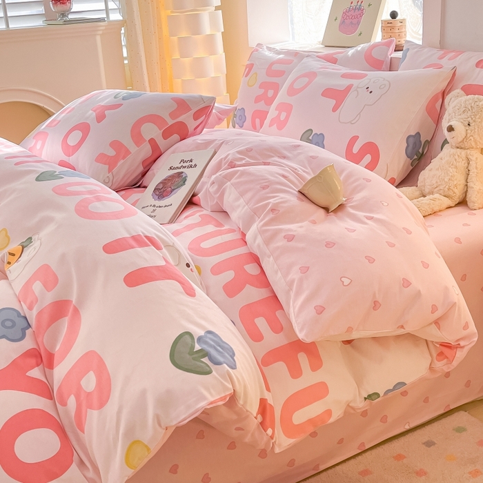 91家纺网 家纺一手货源 找家纺 曼之夏 2023新款全棉可爱卡通印花四件套 字母小兔