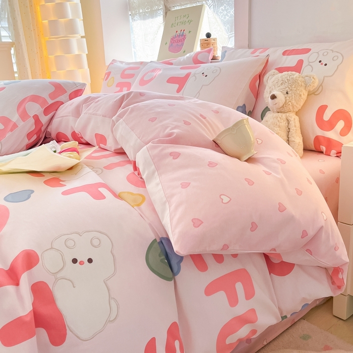 91家纺网 家纺一手货源 找家纺 曼之夏 2023新款全棉可爱卡通印花四件套 字母小兔