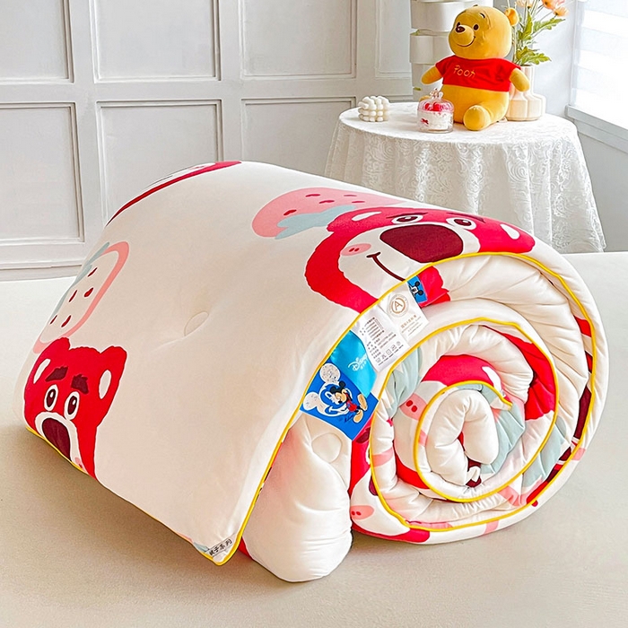 91家纺网 家纺一手货源 找家纺 爱上家居 2023新款迪士尼亲肤磨毛冬被被芯 莓有烦恼-粉色