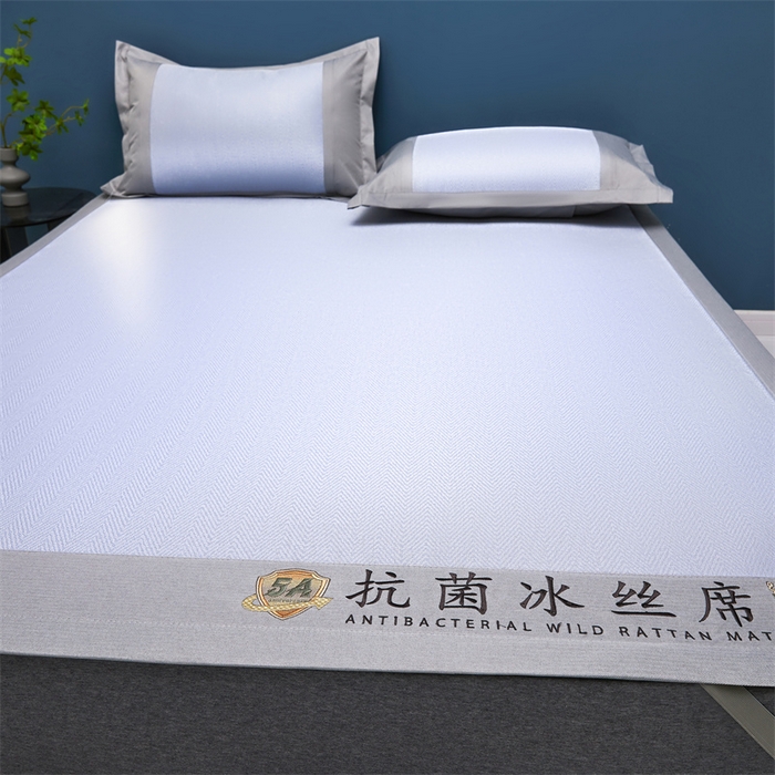 91家纺网 家纺一手货源 找家纺 鑫姿席业 2025新款5A抗菌冰丝凉席系列 淡蓝灰（凉席款）