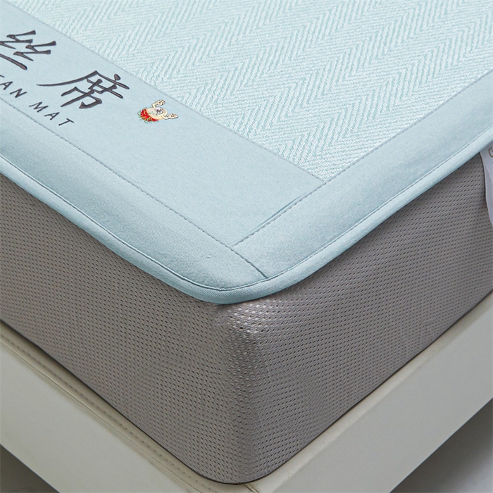 91家纺网 家纺一手货源 找家纺 鑫姿席业 2025新款5A抗菌冰丝凉席系列 云水绿（床笠款）