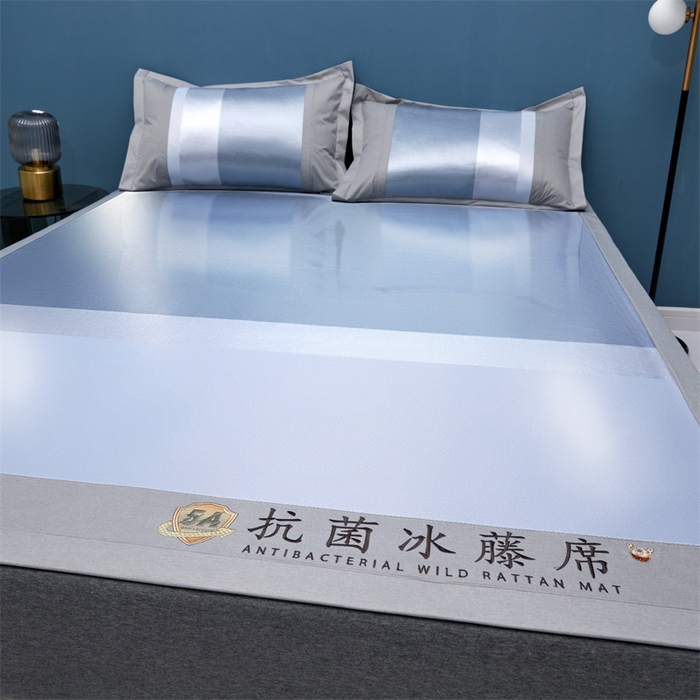 91家纺网 家纺一手货源 找家纺 鑫姿席业 2025新款5A抗菌冰藤席（渐变）床单款系列 雾霾蓝