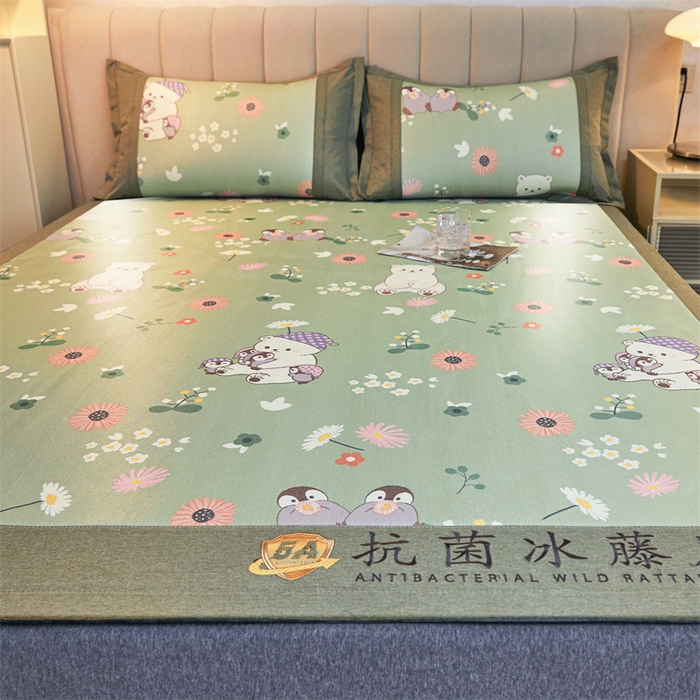 91家纺网 家纺一手货源 找家纺 鑫姿席业 2025新款A类抗菌冰藤席 企鹅与熊