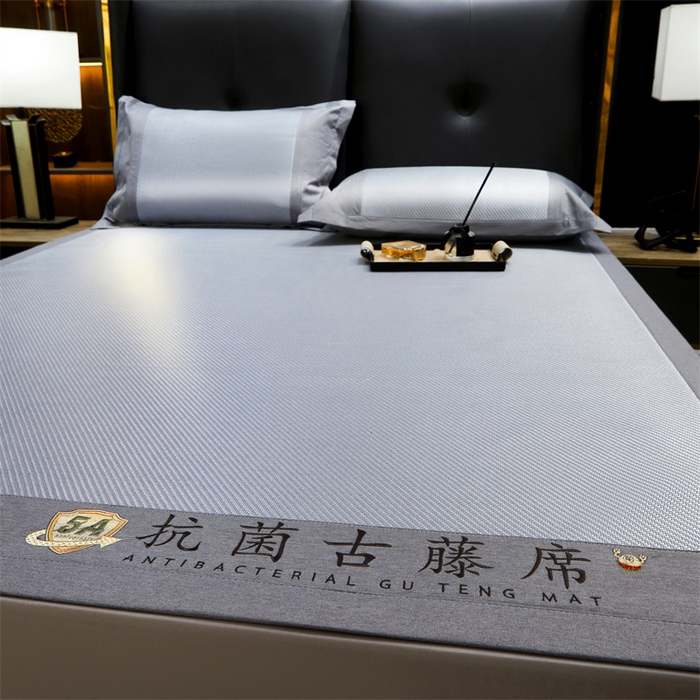 91家纺网 家纺一手货源 找家纺 鑫姿席业 2025新款抗菌古藤席床单款系列 蓝灰