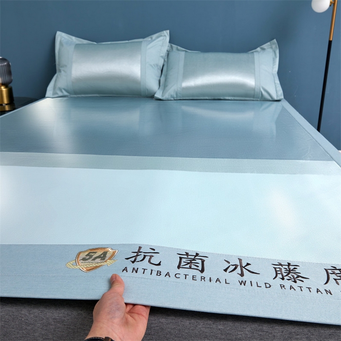 91家纺网 家纺一手货源 找家纺 鑫姿席业 2025新款5A抗菌冰藤席（渐变）床单款系列 倾城蓝