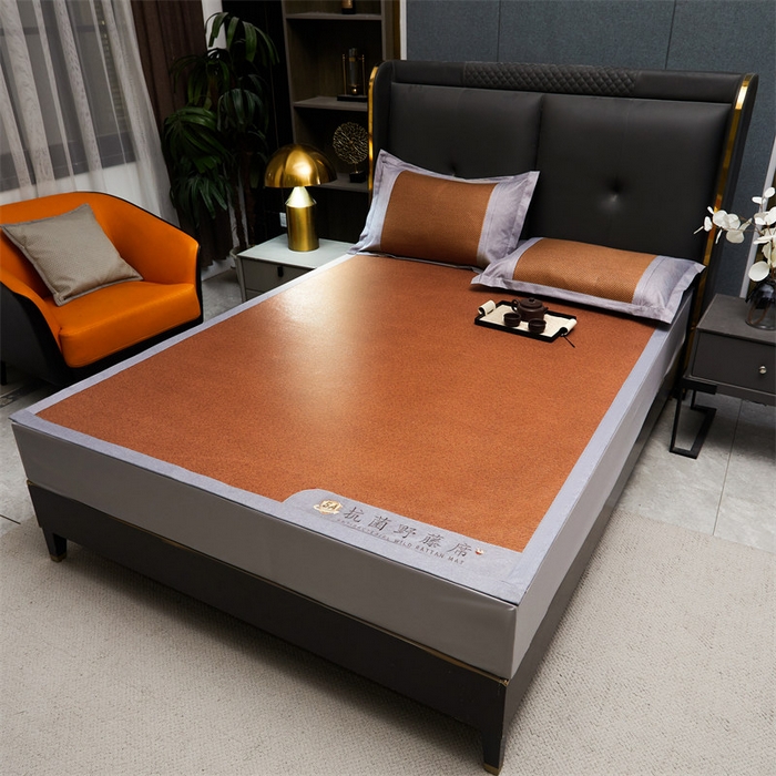 91家纺网 家纺一手货源 找家纺 鑫姿席业 2025新款5A抗菌野藤席系列床单款 松木咖