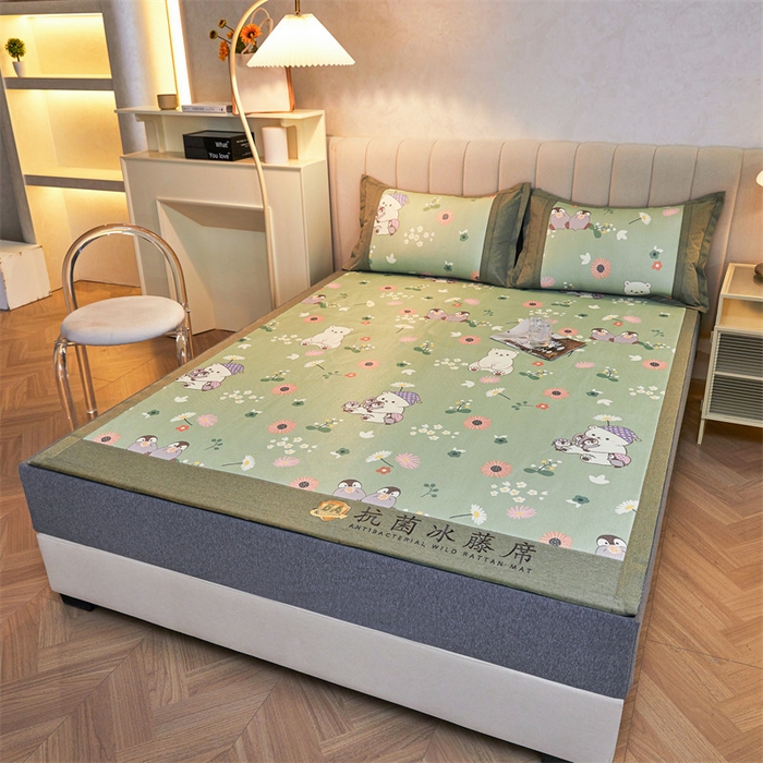 91家纺网 家纺一手货源 找家纺 鑫姿席业 2025新款A类抗菌冰藤席 企鹅与熊