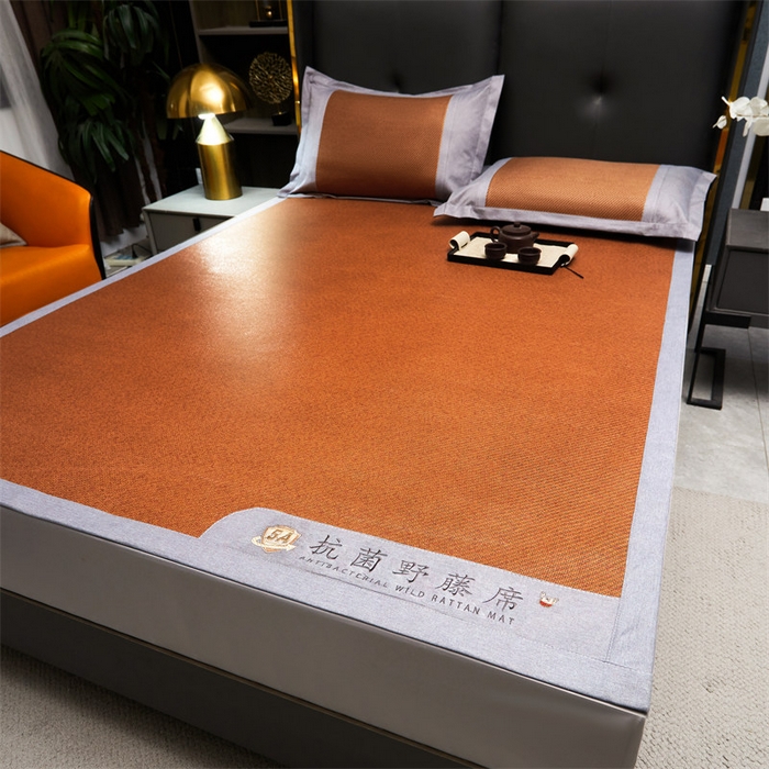 91家纺网 家纺一手货源 找家纺 鑫姿席业 2025新款5A抗菌野藤席系列床单款 松木咖