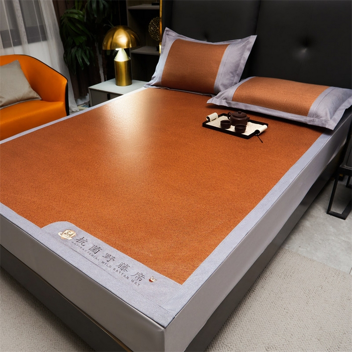 91家纺网 家纺一手货源 找家纺 鑫姿席业 2025新款5A抗菌野藤席系列床单款 松木咖