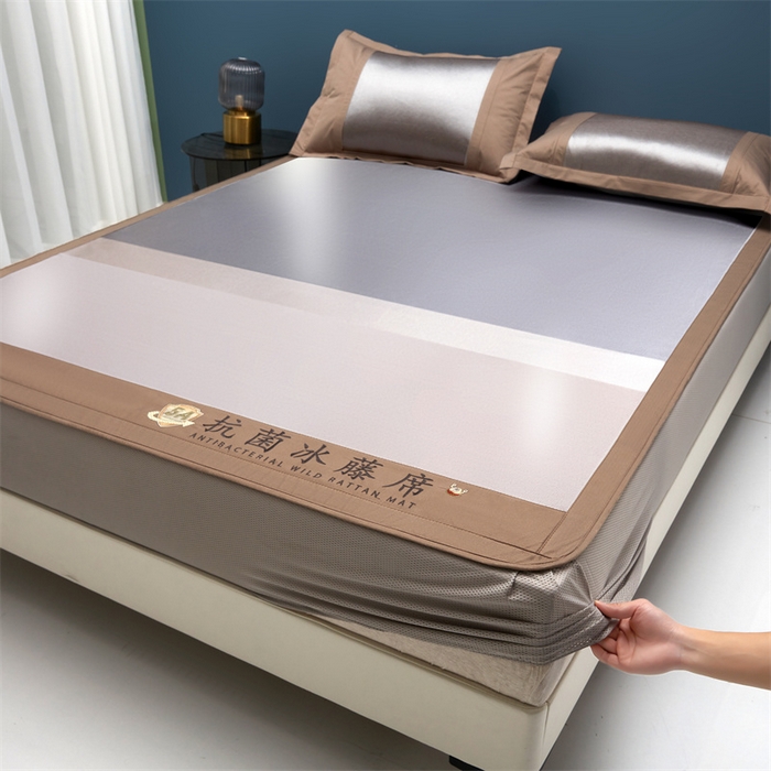 91家纺网 家纺一手货源 找家纺 鑫姿席业 2025新款5A抗菌冰藤席（渐变）床笠款系列 秋香驼