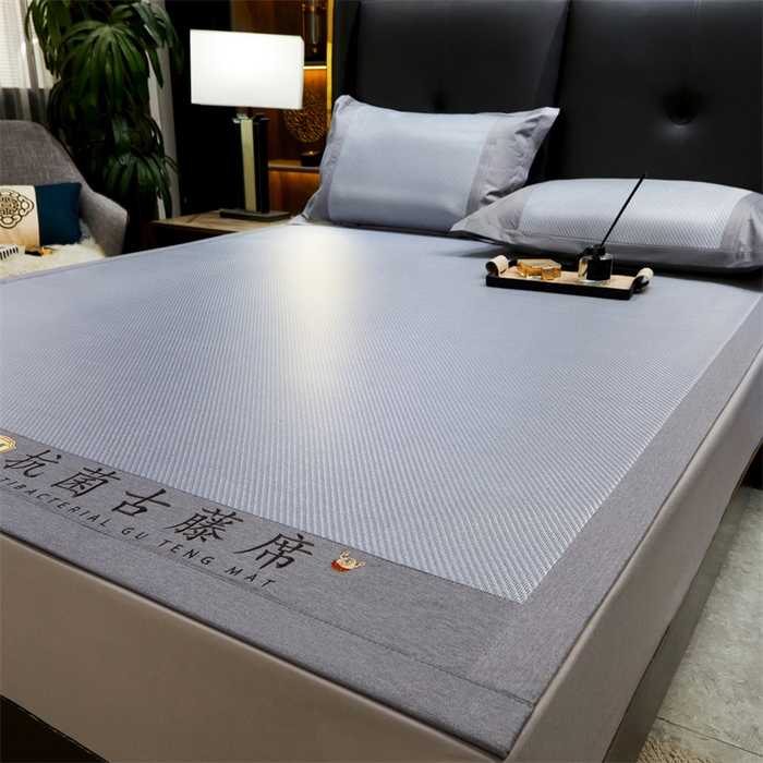 91家纺网 家纺一手货源 找家纺 鑫姿席业 2025新款抗菌古藤席床单款系列 蓝灰