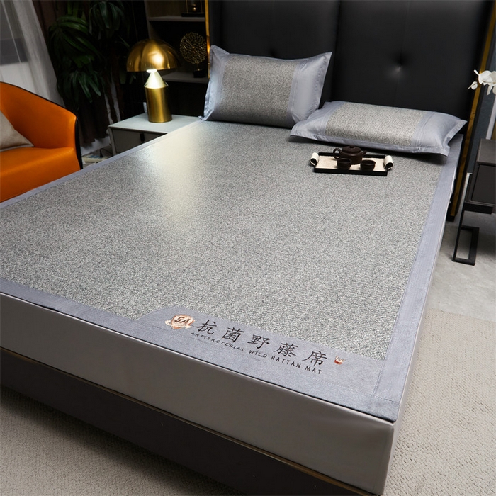 91家纺网 家纺一手货源 找家纺 鑫姿席业 2025新款5A抗菌野藤席系列床单款 晶钻灰