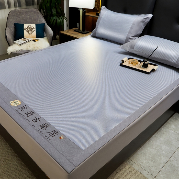 91家纺网 家纺一手货源 找家纺 鑫姿席业 2025新款抗菌古藤席床单款系列 蓝灰