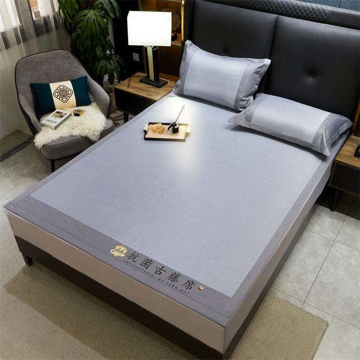 91家纺网 家纺一手货源 找家纺 鑫姿席业 2025新款抗菌古藤席床单款系列 蓝灰