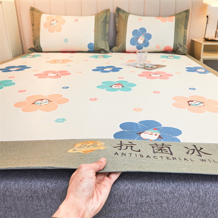 91家纺网 家纺一手货源 找家纺 鑫姿席业 2025新款A类抗菌冰藤席 企鹅与花-1