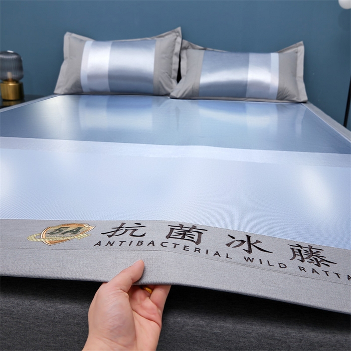 91家纺网 家纺一手货源 找家纺 鑫姿席业 2025新款5A抗菌冰藤席（渐变）床单款系列 雾霾蓝