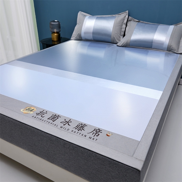 91家纺网 家纺一手货源 找家纺 鑫姿席业 2025新款5A抗菌冰藤席（渐变）床单款系列 雾霾蓝