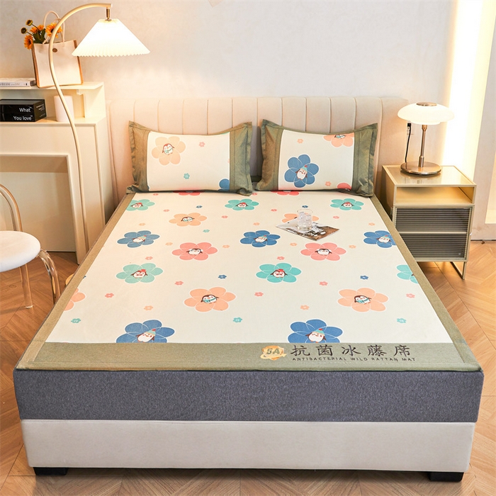 91家纺网 家纺一手货源 找家纺 鑫姿席业 2025新款A类抗菌冰藤席 企鹅与花-1