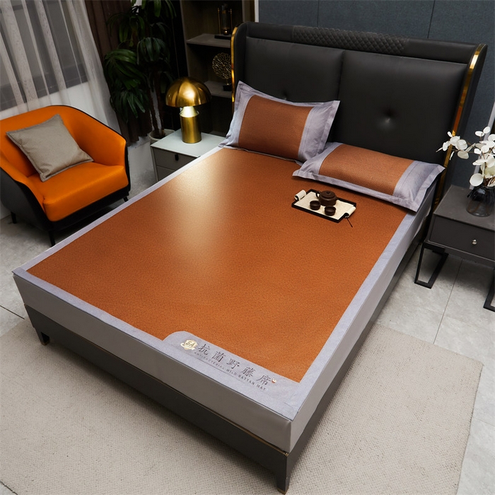 91家纺网 家纺一手货源 找家纺 鑫姿席业 2025新款5A抗菌野藤席系列床单款 松木咖