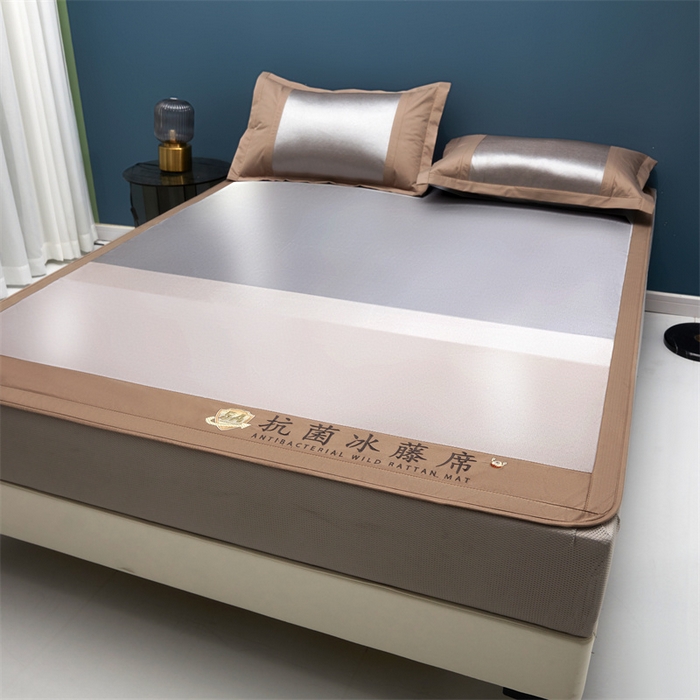 91家纺网 家纺一手货源 找家纺 鑫姿席业 2025新款5A抗菌冰藤席（渐变）床笠款系列 秋香驼