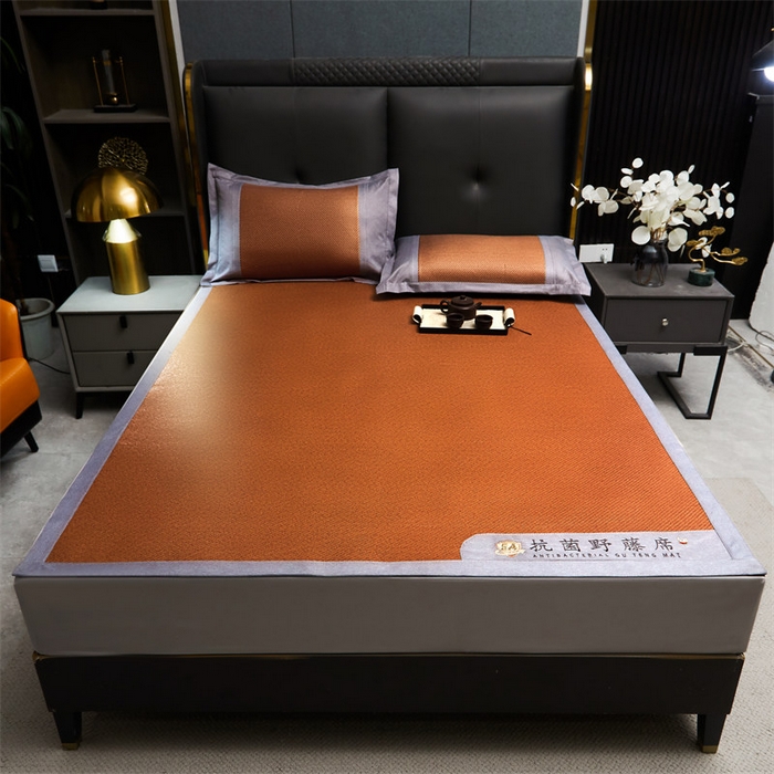 91家纺网 家纺一手货源 找家纺 鑫姿席业 2025新款5A抗菌野藤席系列床单款 松木咖