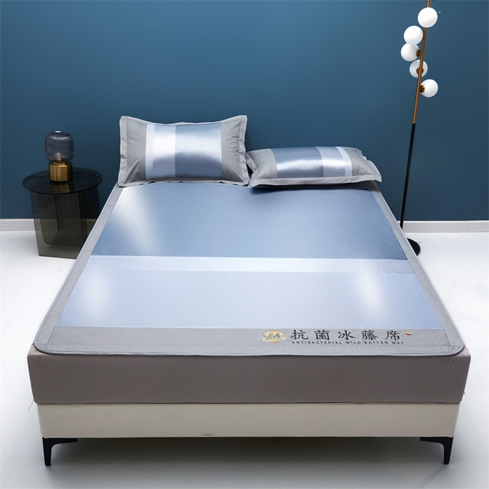 91家纺网 家纺一手货源 找家纺 鑫姿席业 2025新款5A抗菌冰藤席（渐变）床笠款系列 黛蓝灰