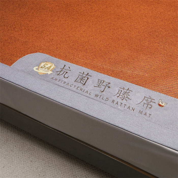 91家纺网 家纺一手货源 找家纺 鑫姿席业 2025新款5A抗菌野藤席系列床单款 松木咖