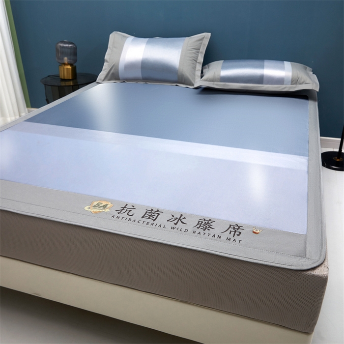 91家纺网 家纺一手货源 找家纺 鑫姿席业 2025新款5A抗菌冰藤席（渐变）床笠款系列 黛蓝灰