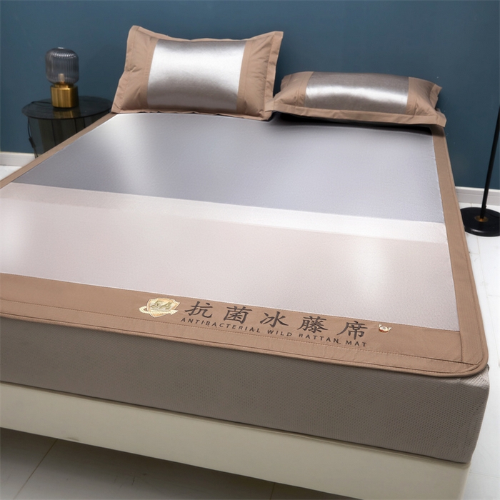 91家纺网 家纺一手货源 找家纺 鑫姿席业 2025新款5A抗菌冰藤席（渐变）床笠款系列 秋香驼