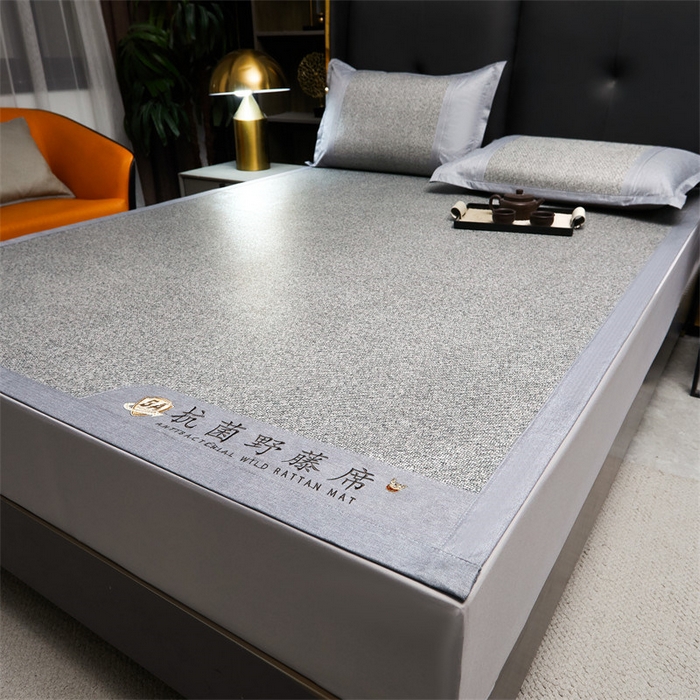 91家纺网 家纺一手货源 找家纺 鑫姿席业 2025新款5A抗菌野藤席系列床单款 晶钻灰