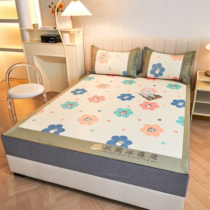 91家纺网 家纺一手货源 找家纺 鑫姿席业 2025新款A类抗菌冰藤席 企鹅与花-1