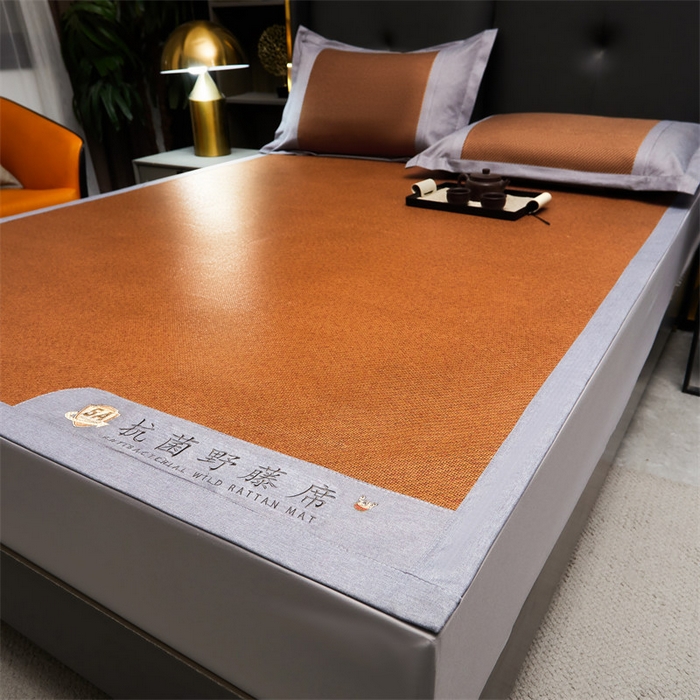 91家纺网 家纺一手货源 找家纺 鑫姿席业 2025新款5A抗菌野藤席系列床单款 松木咖