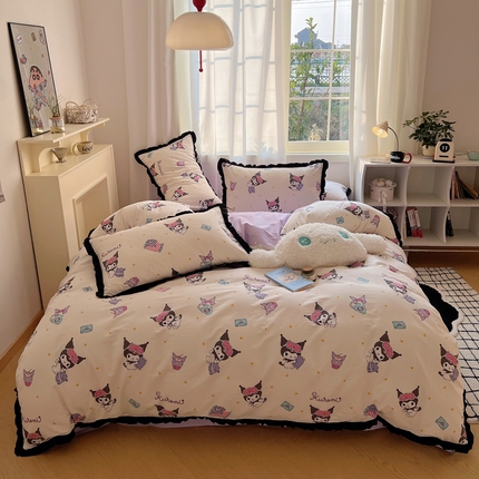 91家纺网 家纺一手货源 找家纺 三朵家纺 2023新款全棉花边款三丽鸥系列四件套 库洛米伙伴