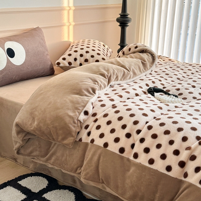91家纺网 家纺一手货源 找家纺 昔可家纺 2023新款波点兔兔绒拼接牛奶绒四件套 焦糖波点