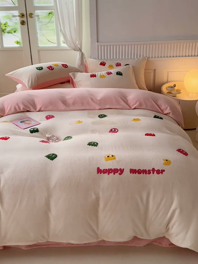 91家纺网 家纺一手货源 找家纺 木堇家居 2023秋冬新款牛奶绒毛巾绣四件套 小怪兽