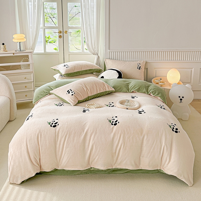 91家纺网 家纺一手货源 找家纺 木堇家居 2023秋冬新款牛奶绒毛巾绣四件套 大熊猫