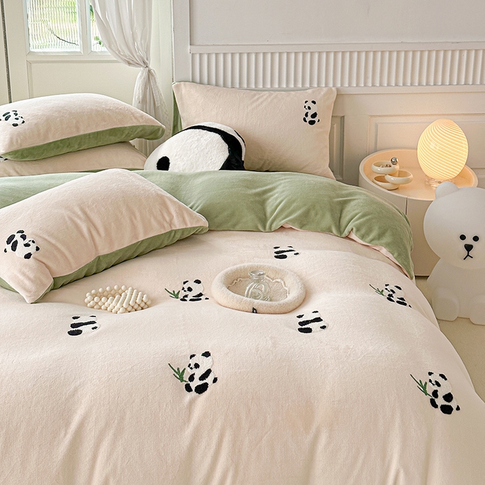 91家纺网 家纺一手货源 找家纺 木堇家居 2023秋冬新款牛奶绒毛巾绣四件套 大熊猫