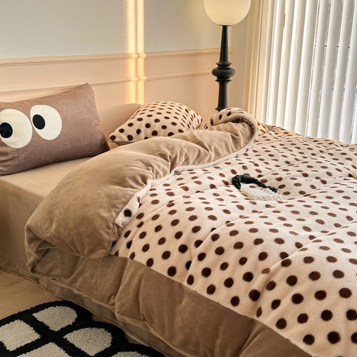 91家纺网 家纺一手货源 找家纺 昔可家纺 2023新款波点兔兔绒拼接牛奶绒四件套 焦糖波点