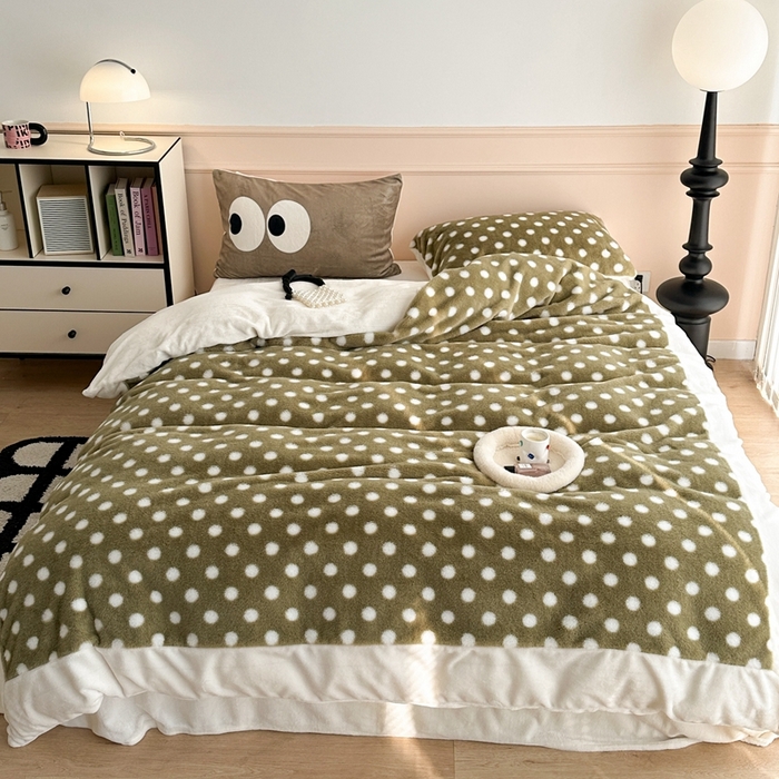 91家纺网 家纺一手货源 找家纺 昔可家纺 2023新款波点兔兔绒拼接牛奶绒四件套 抹茶绿波点