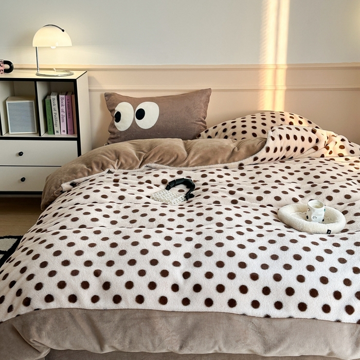 91家纺网 家纺一手货源 找家纺 昔可家纺 2023新款波点兔兔绒拼接牛奶绒四件套 焦糖波点