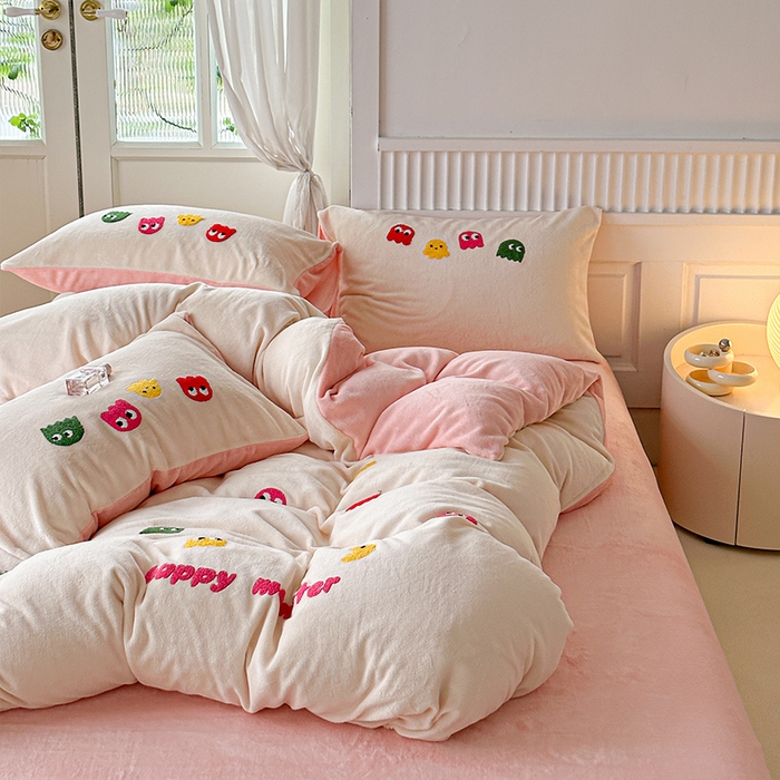 91家纺网 家纺一手货源 找家纺 木堇家居 2023秋冬新款牛奶绒毛巾绣四件套 小怪兽