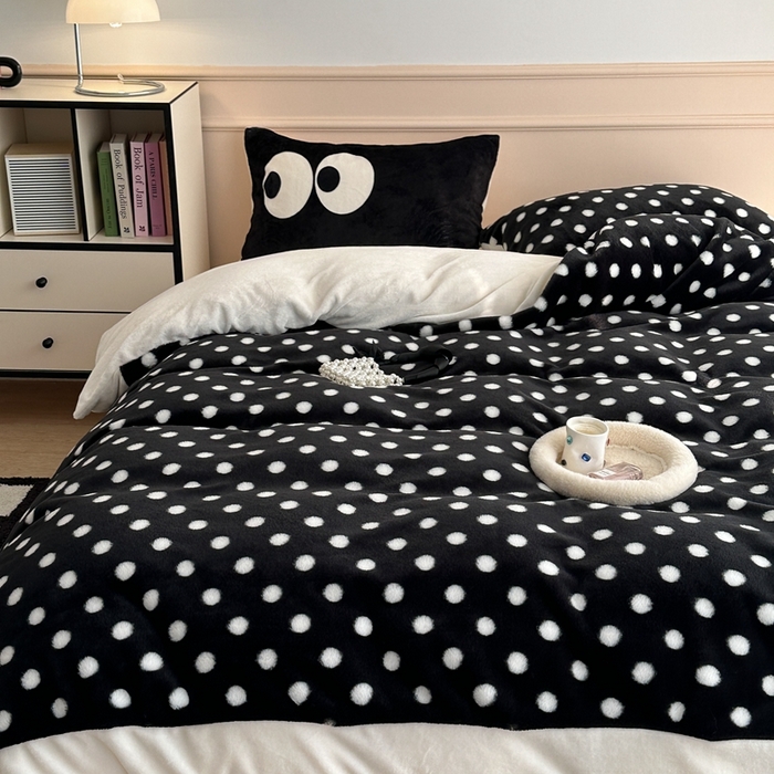 91家纺网 家纺一手货源 找家纺 昔可家纺 2023新款波点兔兔绒拼接牛奶绒四件套 黑底波点