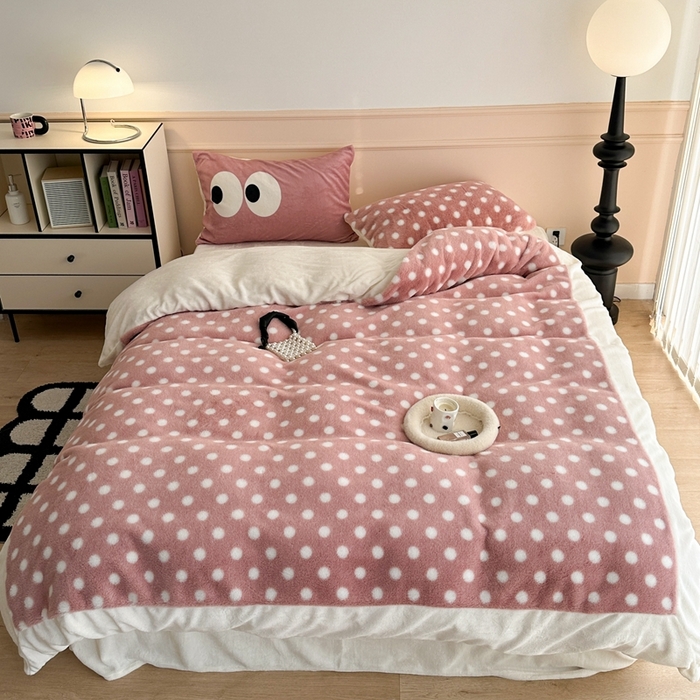 91家纺网 家纺一手货源 找家纺 昔可家纺 2023新款波点兔兔绒拼接牛奶绒四件套 粉玉波点