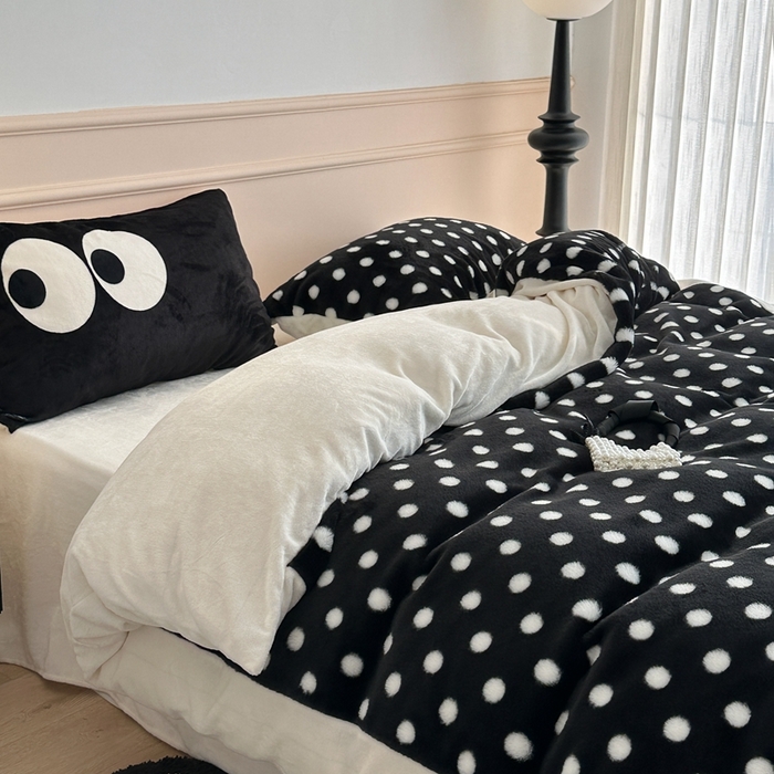 91家纺网 家纺一手货源 找家纺 昔可家纺 2023新款波点兔兔绒拼接牛奶绒四件套 黑底波点